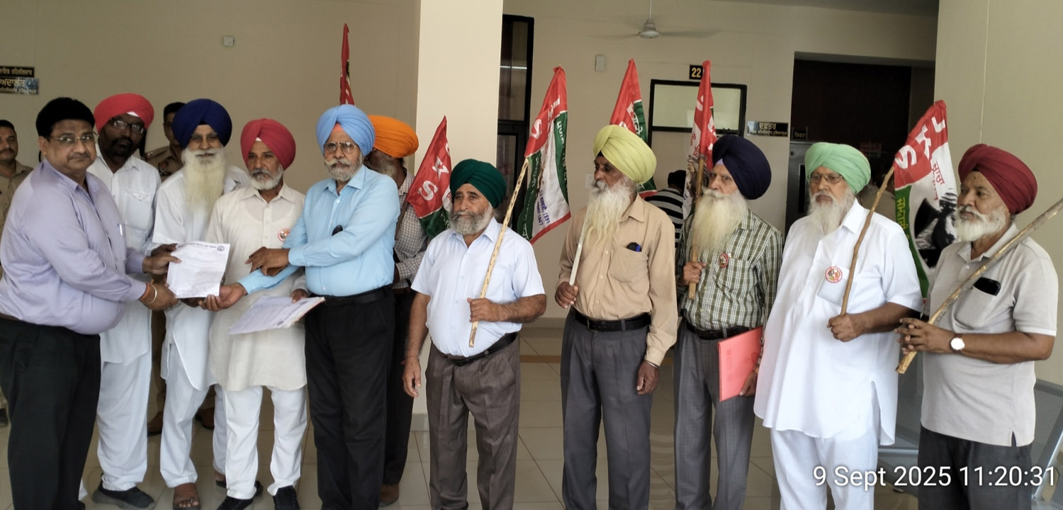 Jamhuri Kisan Sabha submits memorandum to Tehsildar regarding flood victims' problems.